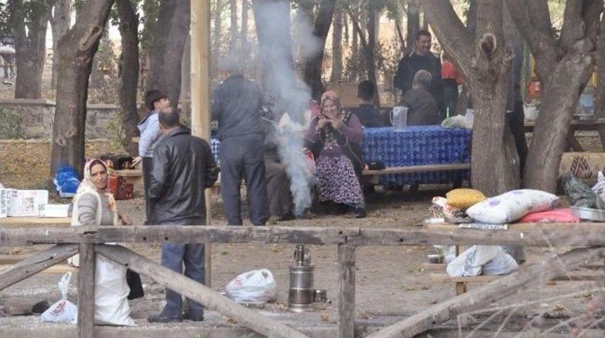 Bayramın &Uuml;&ccedil;&uuml;nc&uuml; G&uuml;n&uuml;nde Vatandaşlar Piknik Keyfi Yaptı