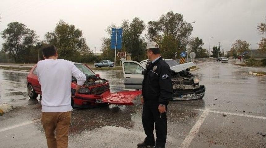 Batakk&ouml;y Kavşağında Kazaların Ardı Arkası Kesilmiyor