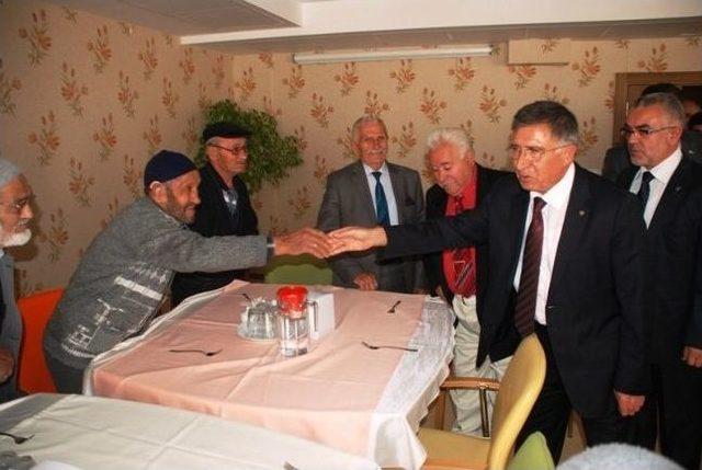 Bolu Protokol&uuml; Huzurevi Sakinleriyle Bayramlaştı 1