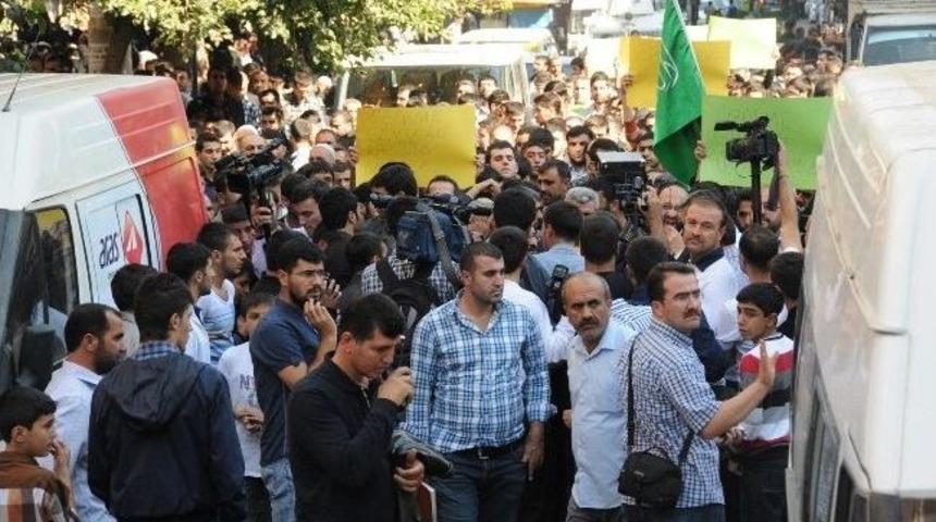 Diyarbakır&rsquo;da Stk&rsquo;lar Molotof Saldırısına Karşı Y&uuml;r&uuml;d&uuml;