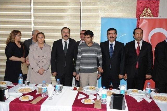 Vali Doğan Vatandaşlarla Bayramlaştı 1