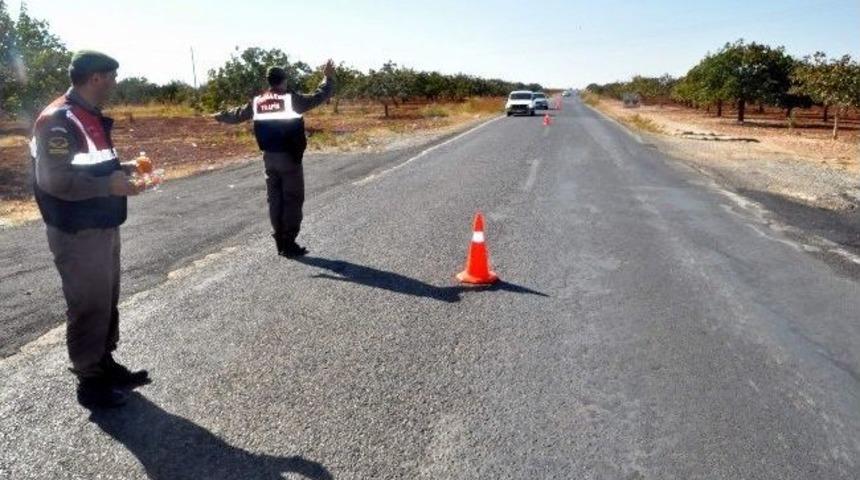 Nizip'te Jandarma Ekipleri S&uuml;r&uuml;c&uuml;lere Bayram Şekeri İkram Etti