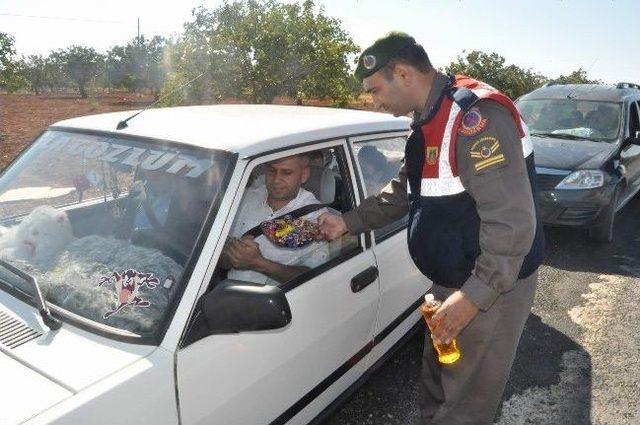 Nizip'te Jandarma Ekipleri Sürücülere Bayram Şekeri İkram Etti