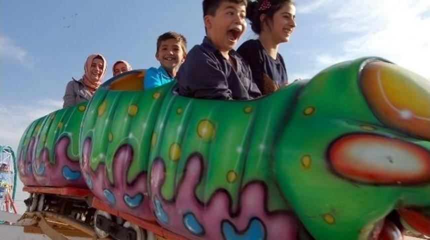 Bayramın 3'&uuml;nc&uuml; G&uuml;n&uuml;nde Lunaparklar Dolup Taştı