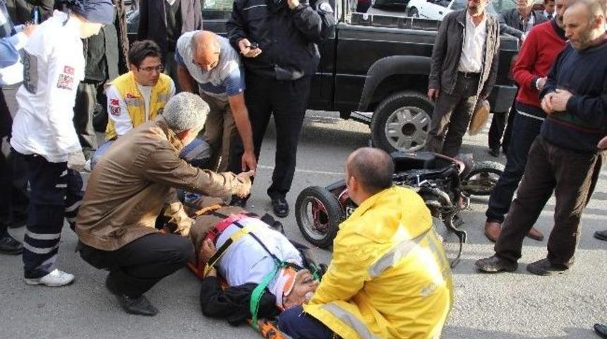 Kamyonet Motosiklete &Ccedil;arptı: 1 Yaralı