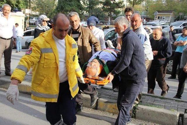 Kamyonet Motosiklete &Ccedil;arptı: 1 Yaralı 1