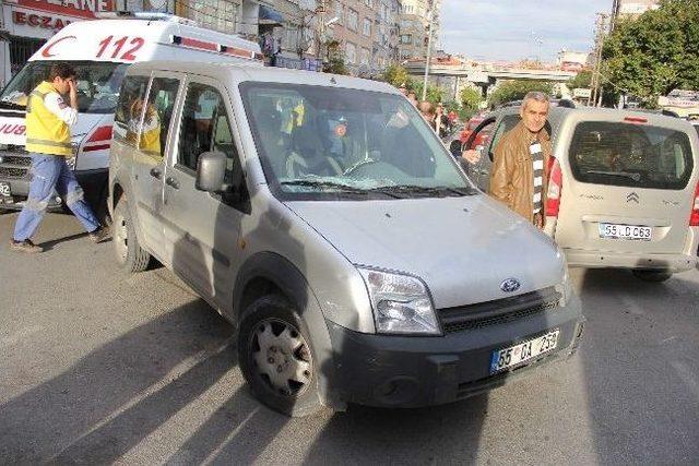 Kamyonet Motosiklete &Ccedil;arptı: 1 Yaralı 3