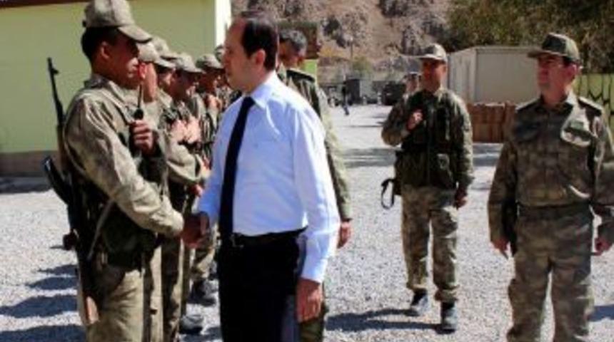 Hakkari Valisi Necmettin Kalkan'dan Bayram Ziyaretleri