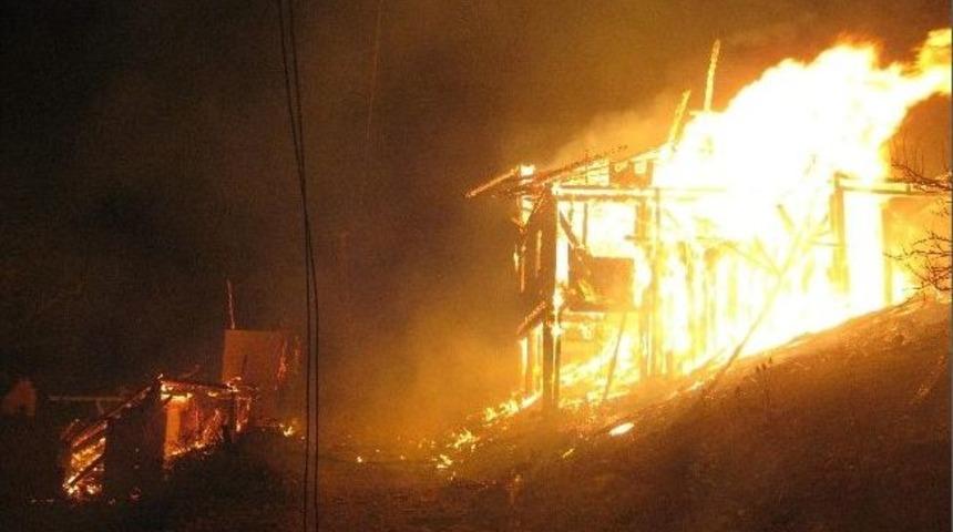 Bayram G&uuml;n&uuml; Evsiz Kaldılar