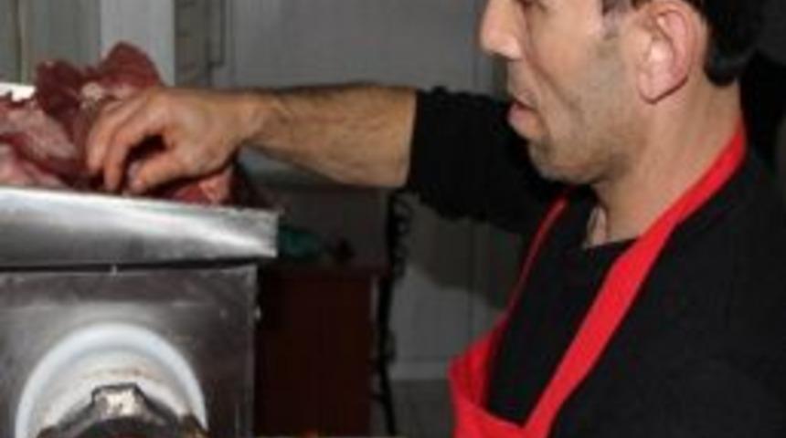 Et Satışı Duran Kasaplar Kıyma Çekiyor