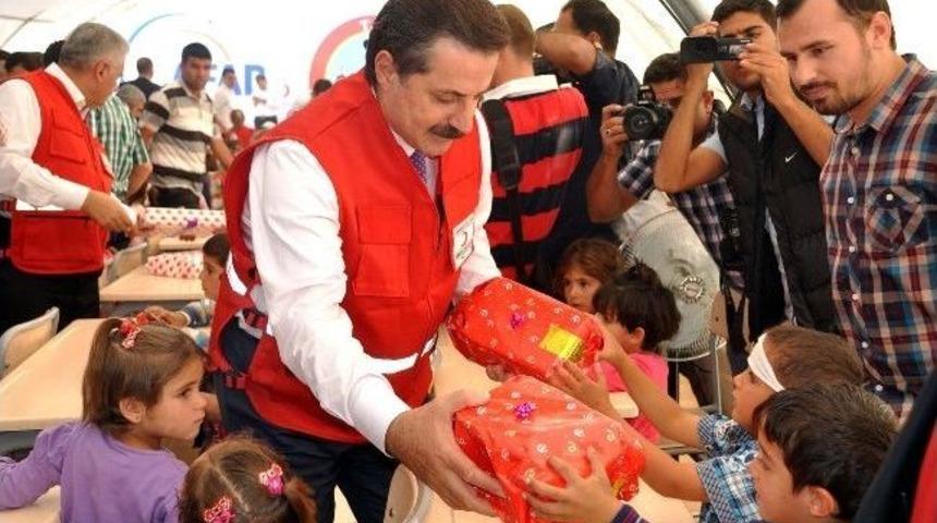 Bakanlar, &Ccedil;adır Kentte M&uuml;ltecilerle Bayramlaştı