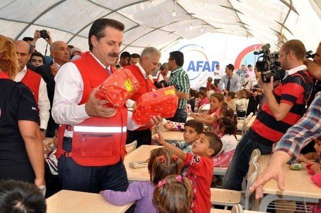 Bakanlar, Çadır Kentte Mültecilerle Bayramlaştı 3