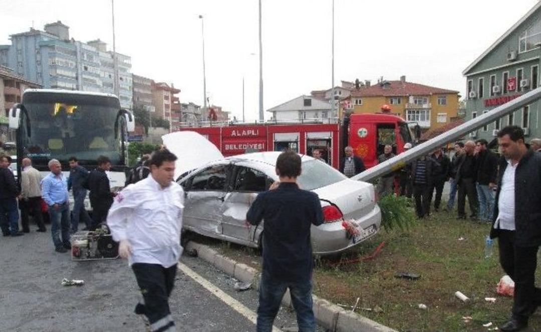 Otob&uuml;s İle Otomobil &Ccedil;arpıştı: 3 Yaralı