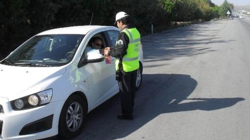 Polisten Sürücülere Bayram Çikolatası
