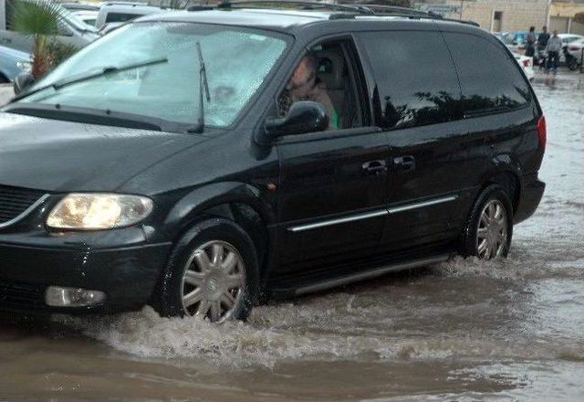 Sağanak Yağış Tatilcileri Hazırlıksız Yakaladı