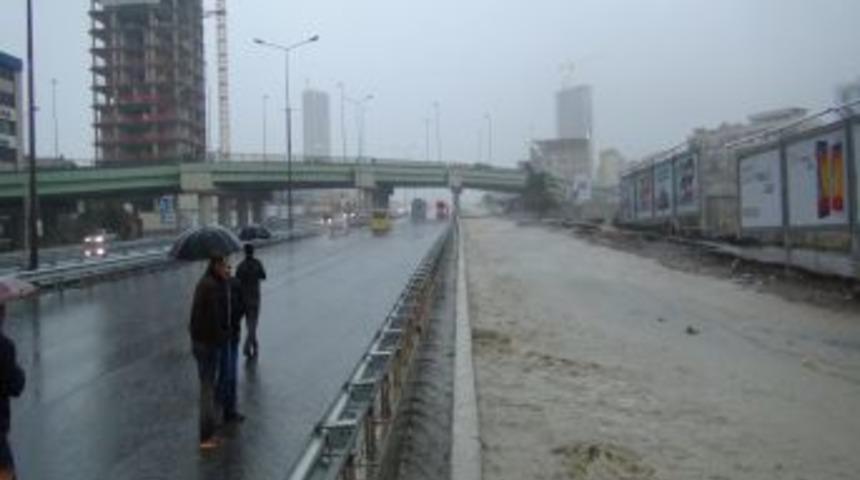 Yağmur E-5'te trafiği fel&ccedil; etti