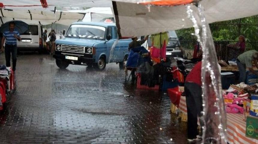Yağış Ve Fırtına Pazarcıyı Vurdu