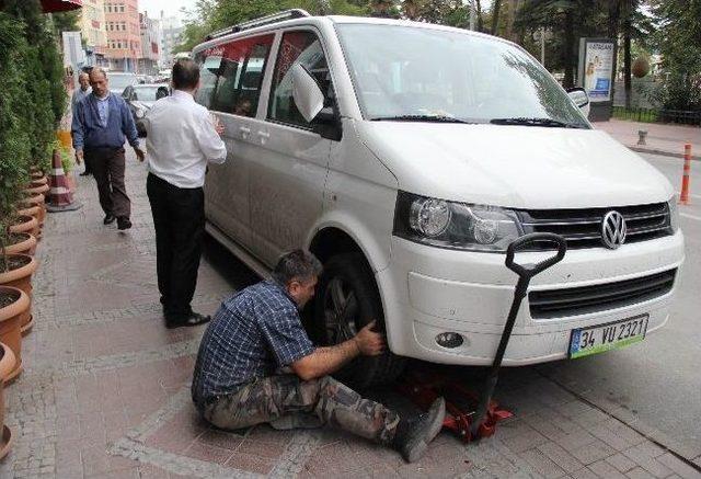 Park Halindeki 17 Aracın Lastiklerini Kestiler