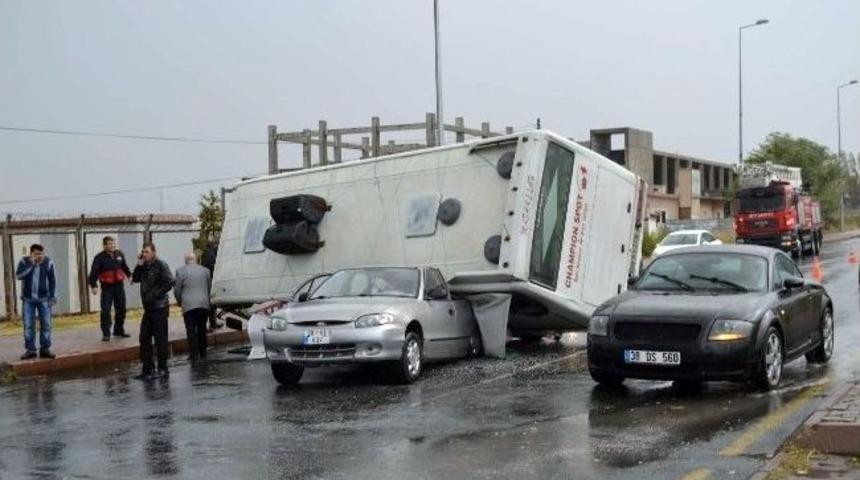 Kayseri&rsquo;de Zincirleme Trafik Kazası: 2 Yaralı