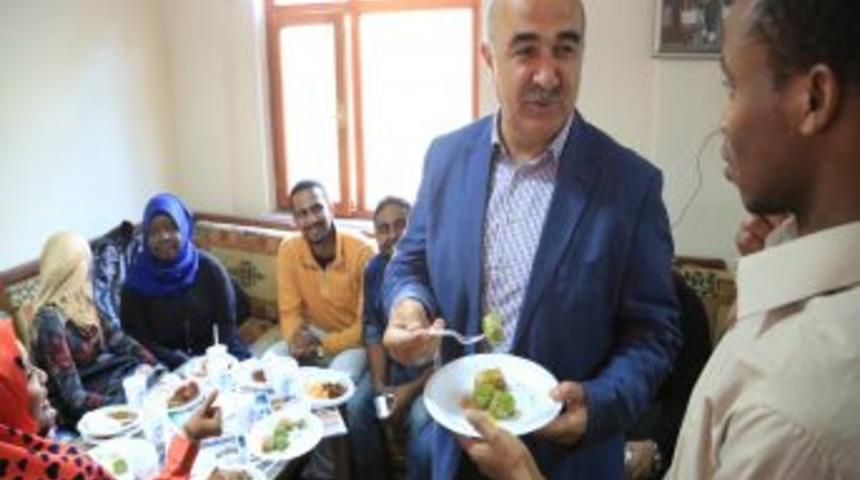 Afrikalı Gen&ccedil;lerin Gurbette Bayram Sevinci