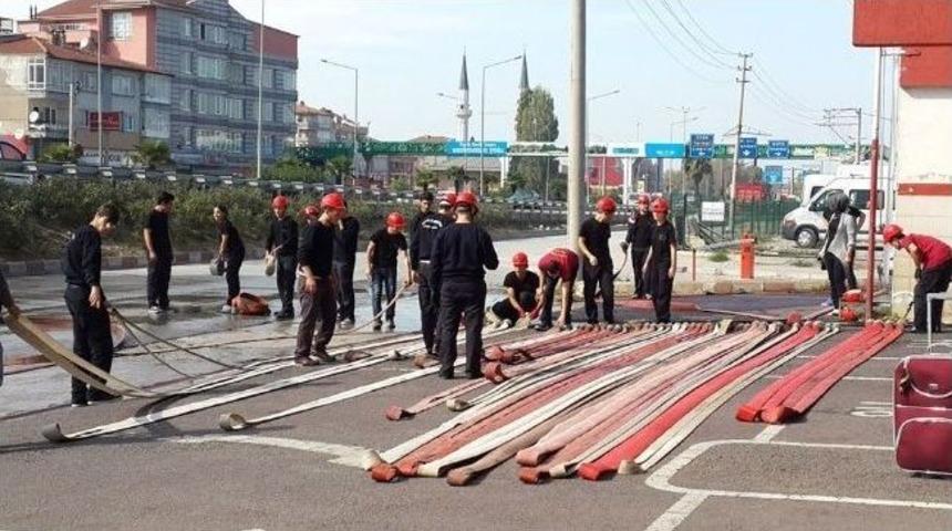 Gen&ccedil; İtfaiyecilere Hortum Eğitimi