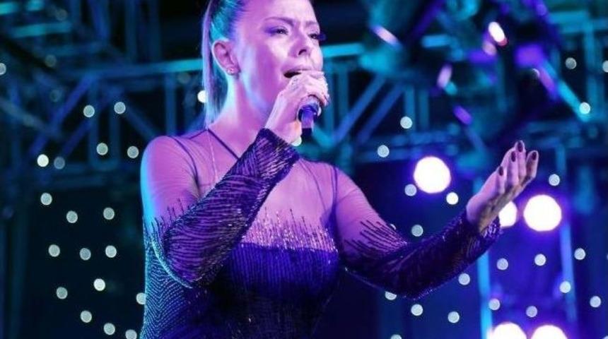 Ebru G&uuml;ndeş Bayramda Kemer&rsquo;de Sahne Aldı
