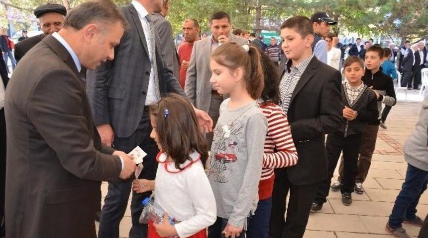 Kazan Kaymakamı İle Belediye Başkanı Halkla Bayramlaştı