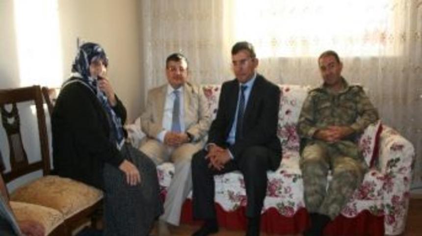 Kaymakam Ada, Şehit Ailelerini Ziyaret Etti