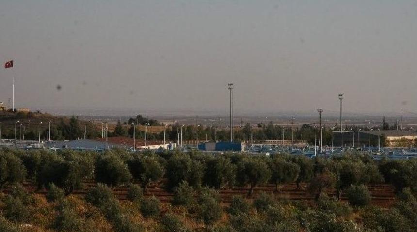 Sınırda Gergin Bekleyiş S&uuml;r&uuml;yor