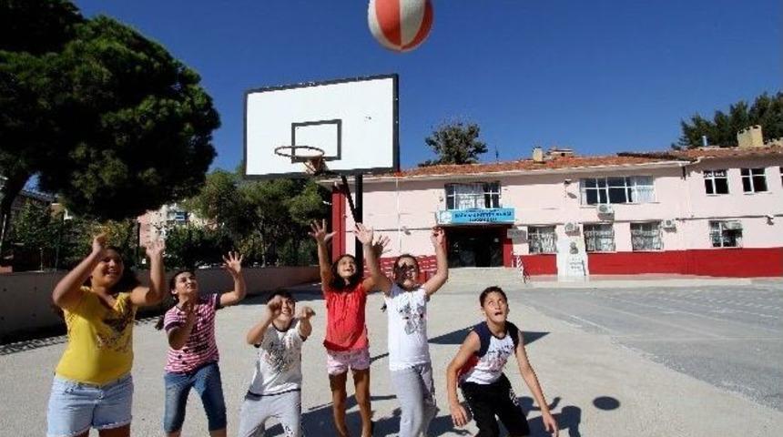 Karşıyaka Belediyesi&rsquo;nden Okullara Park Jesti