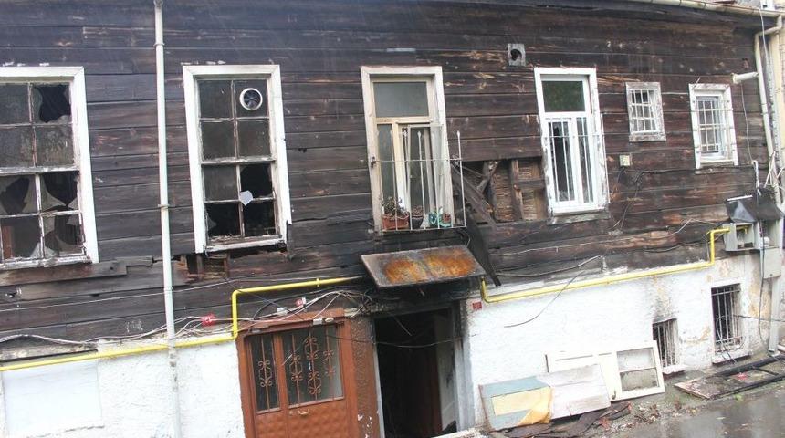 Kilise Binasını Mum Yakmış