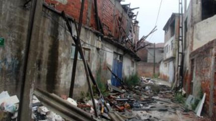 Yağmur Bursa’da Etkili Oldu, Evleri Su Bastı, Çatı Devrildi