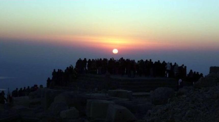 Bayramda Yerli Turistler Nemrut Dağı&rsquo;na Akın Etti