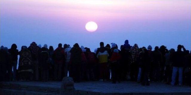 Bayramda Yerli Turistler Nemrut Dağı’na Akın Etti