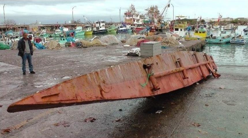 Karadeniz'den &Ccedil;ıkan 10 Metre Uzunluğundaki Metal Par&ccedil;ası İnceleniyor