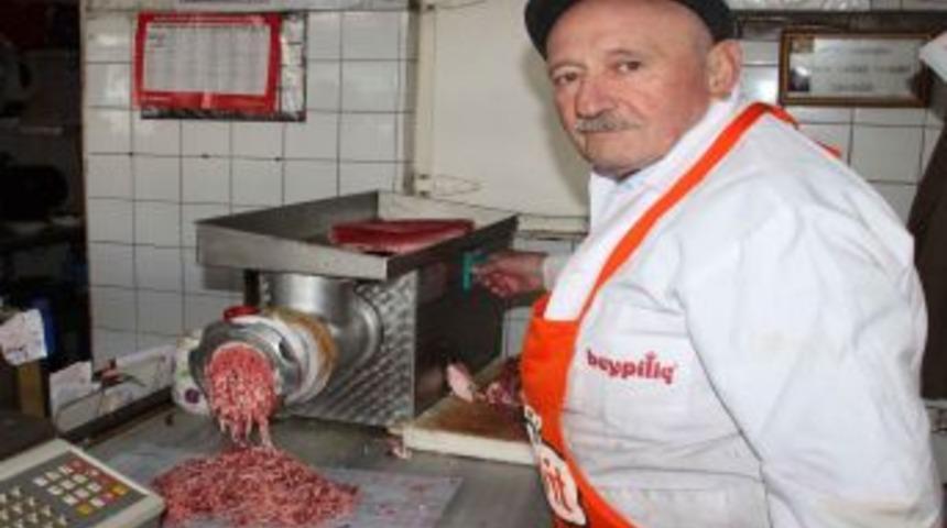 Kasaplar Kıyma &Ccedil;ektirme Mesaisi Yapıyor