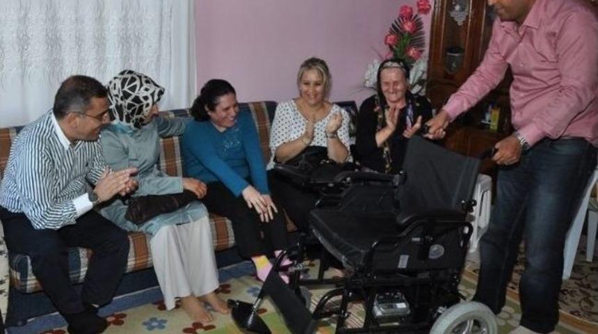 &Ccedil;elikcan&rsquo;dan Engelli Kadına Tekerlekli Sandalye Yardımı