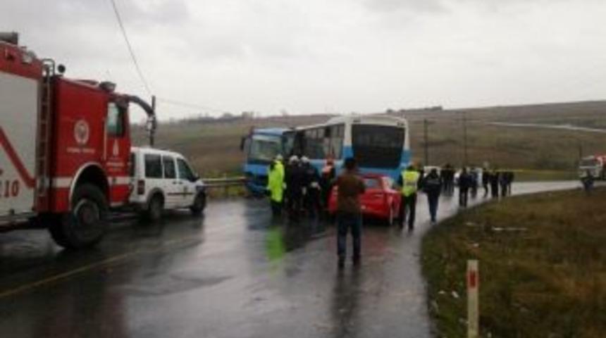 Arnavutk&ouml;y'de Otob&uuml;sler Kafa Kafaya &Ccedil;arpıştı: 1 &Ouml;l&uuml;
