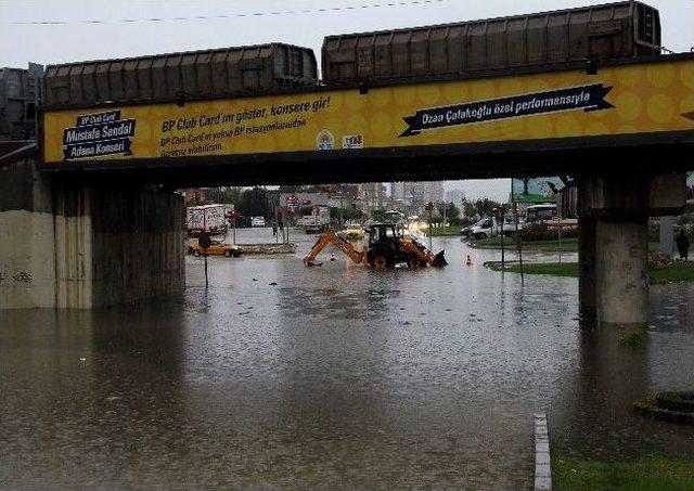 Adana'da Şiddetli Yağış Hayatı Olumsuz Etkiledi