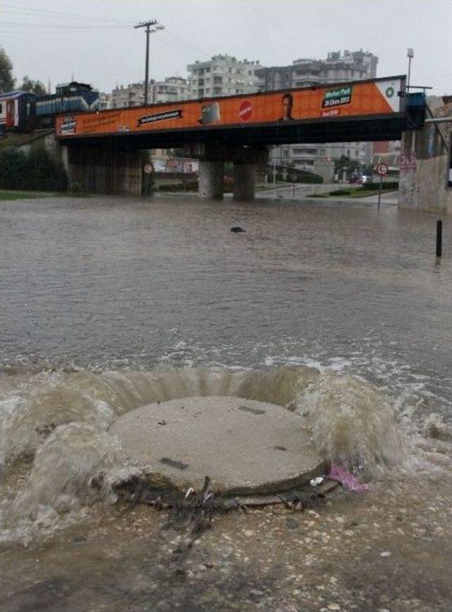 Adana'da Şiddetli Yağış Hayatı Olumsuz Etkiledi