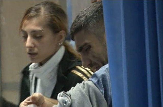 Gen&ccedil; kız tartıştığı erkek arkadaşını bı&ccedil;akladı 1