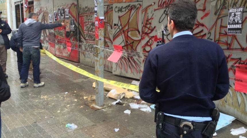 İstiklal Caddesi'nde y&uuml;r&uuml;rken kafasına taş d&uuml;şt&uuml;