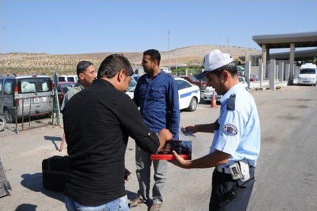 Sınır Kapısında Polisten Bayram Süprizi