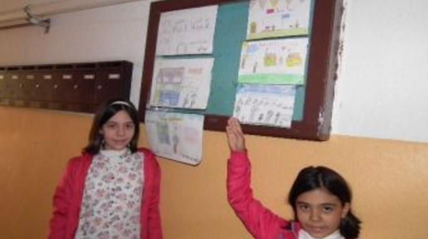 Apartman Girişinde Resim Sergisi