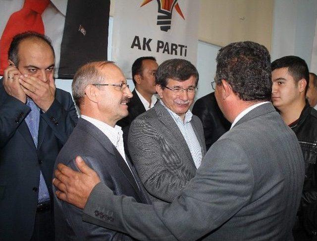 Davutoğlu, Türkiye'nin Mülteci Politikasını Değerlendirdi