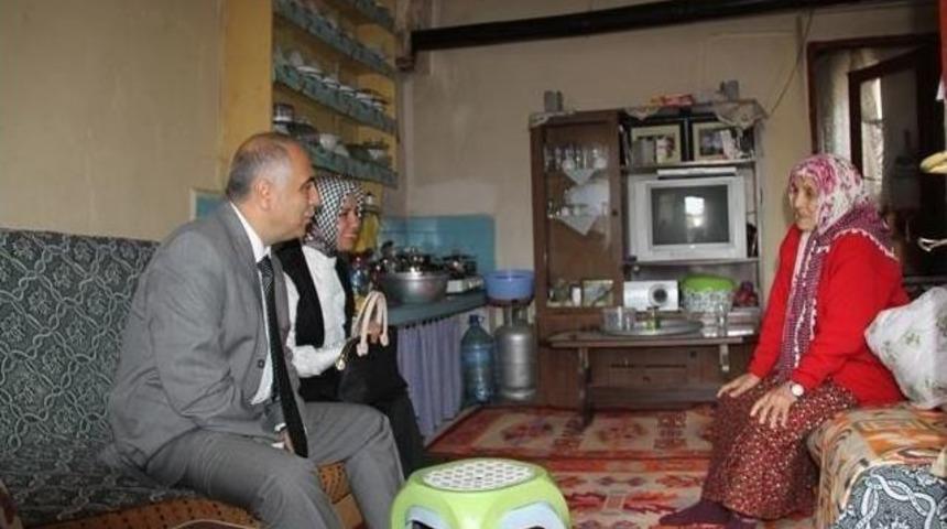 Vali Karahan Şehit Ailesi Ve Yaşlılarla Bayramlaştı