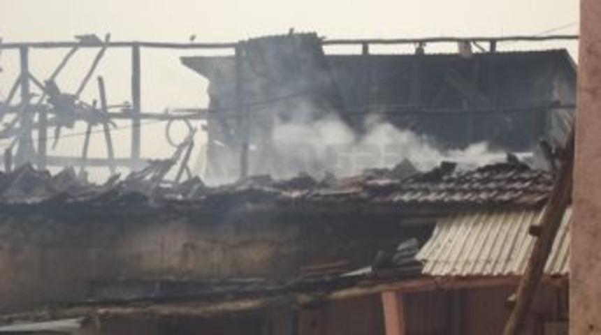 T&uuml;p patladı 3 ev tamamen yandı