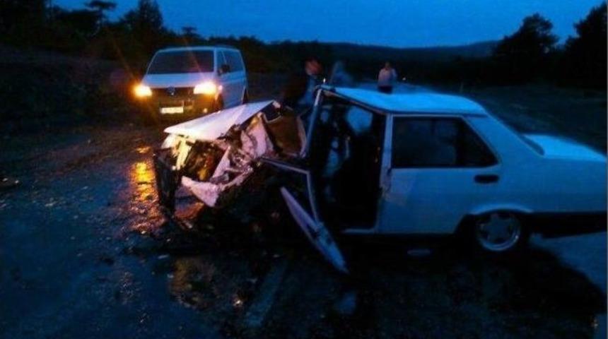 İki Otomobil &Ccedil;arpıştı: 4 Yaralı