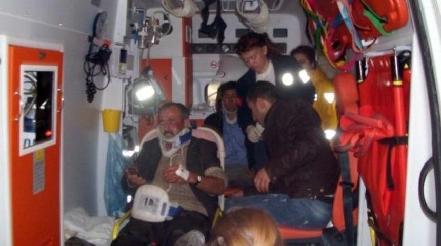 Minib&uuml;sle Otomobil &Ccedil;arpıştı: 16 Yaralı