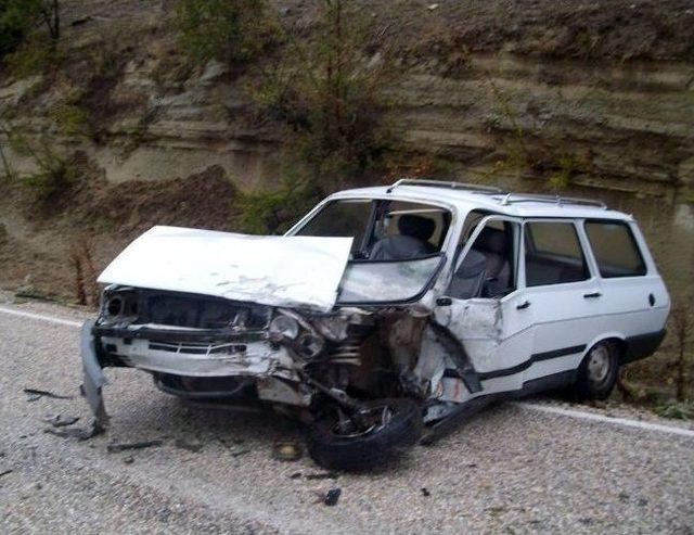 Minib&uuml;sle Otomobil &Ccedil;arpıştı: 16 Yaralı 1